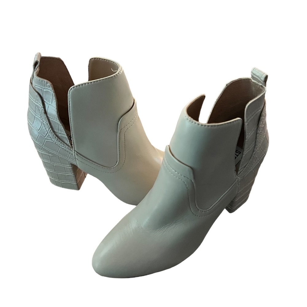 Steve Madden white boots woman’s size 6